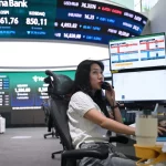 Dealer mata uang memantau nilai tukar di ruang perdagangan valuta asing kantor pusat Hana Bank, Seoul