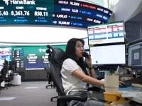 Dealer mata uang memantau nilai tukar di ruang perdagangan valuta asing kantor pusat Hana Bank, Seoul