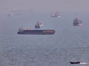 Kapal-kapal berlayar di perairan sekitar Selat Hormuz.