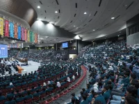 Ribuan mahasiswa baru ITB menghadiri Sidang Terbuka Penerimaan Mahasiswa Baru 2026 di aula kampus