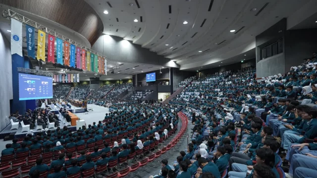 Ribuan mahasiswa baru ITB menghadiri Sidang Terbuka Penerimaan Mahasiswa Baru 2026 di aula kampus