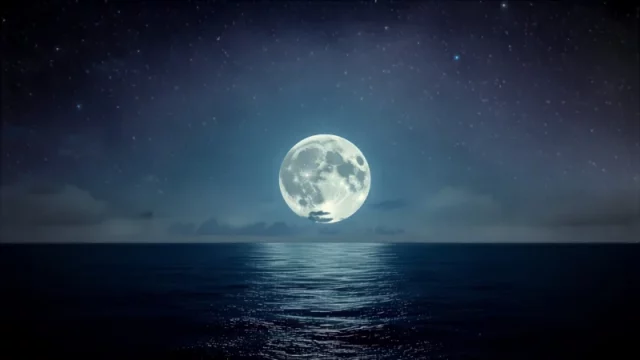Ilustrasi bulan purnama besar terbit di atas cakrawala laut pada malam hari