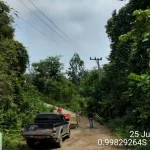 Alat berat menangani badan jalan yang amblas di ruas Silago, Bukik Kubang, Dharmasraya