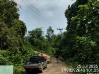 Alat berat menangani badan jalan yang amblas di ruas Silago, Bukik Kubang, Dharmasraya