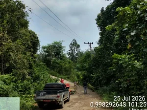 Alat berat menangani badan jalan yang amblas di ruas Silago, Bukik Kubang, Dharmasraya