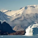 Pegunungan bersalju dan gunung es di kawasan Jameson Land, Greenland