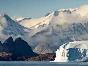 Pegunungan bersalju dan gunung es di kawasan Jameson Land, Greenland