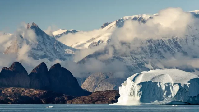 Pegunungan bersalju dan gunung es di kawasan Jameson Land, Greenland