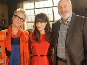 Jamie Lee Curtis bersama Zooey Deschanel dan Rob Reiner dalam foto lawas di lokasi syuting New Girl