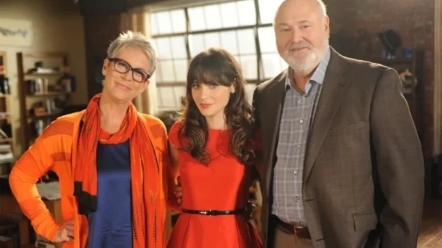 Jamie Lee Curtis bersama Zooey Deschanel dan Rob Reiner dalam foto lawas di lokasi syuting New Girl