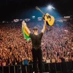 Anggota Mumford & Sons tampil di panggung festival musik menghadap kerumunan penonton