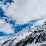 Puncak gunung bersalju di kawasan Himalaya