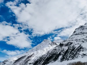 Puncak gunung bersalju di kawasan Himalaya