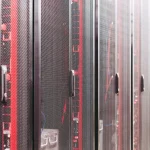 Deretan rak server di dalam pusat data
