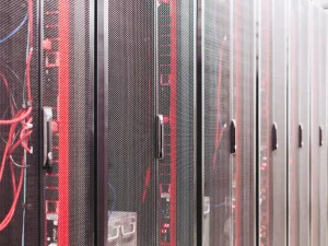 Deretan rak server di dalam pusat data