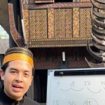 Jerome Polin berdiri di depan replika Rumah Tongkonan di Anjungan Sulawesi Selatan, TMII, dalam kampanye #JeroMerdeka