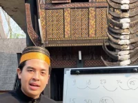Jerome Polin berdiri di depan replika Rumah Tongkonan di Anjungan Sulawesi Selatan, TMII, dalam kampanye #JeroMerdeka