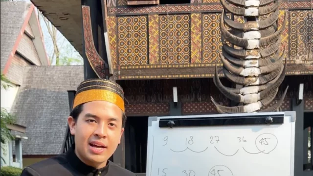 Jerome Polin berdiri di depan replika Rumah Tongkonan di Anjungan Sulawesi Selatan, TMII, dalam kampanye #JeroMerdeka