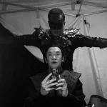 Joe Taslim berswafoto mengenakan kostum di balik layar produksi film
