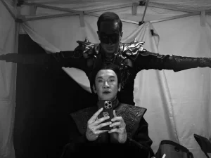 Joe Taslim berswafoto mengenakan kostum di balik layar produksi film