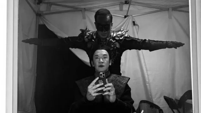 Joe Taslim berswafoto mengenakan kostum di balik layar produksi film