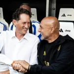John Elkann berjabat tangan dengan pelatih Juventus Luciano Spalletti