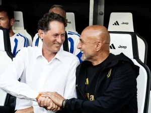 John Elkann berjabat tangan dengan pelatih Juventus Luciano Spalletti