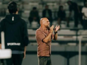 Pelatih Bali United Johnny Jansen di pinggir lapangan pada Dewata Challenge Series 2026.