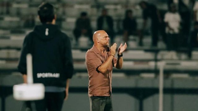 Pelatih Bali United Johnny Jansen di pinggir lapangan pada Dewata Challenge Series 2026.