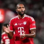 Bek Bayern Munich, Jonathan Tah, tampil membela timnya dalam sebuah pertandingan.