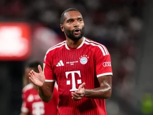 Bek Bayern Munich, Jonathan Tah, tampil membela timnya dalam sebuah pertandingan.