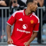 Youri Tielemans mengenakan seragam merah Manchester United dalam sesi latihan