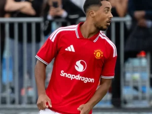 Youri Tielemans mengenakan seragam merah Manchester United dalam sesi latihan