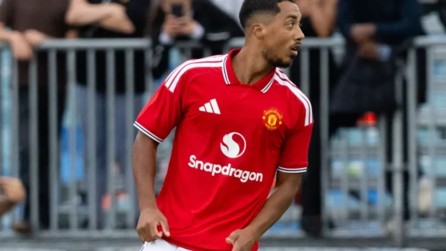 Youri Tielemans mengenakan seragam merah Manchester United dalam sesi latihan