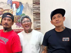 JRX bersama personel Superman Is Dead