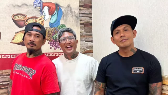 JRX bersama personel Superman Is Dead