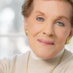 Potret Julie Andrews tersenyum dalam wawancara promosi dokumenter Disney+