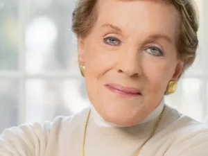 Potret Julie Andrews tersenyum dalam wawancara promosi dokumenter Disney+