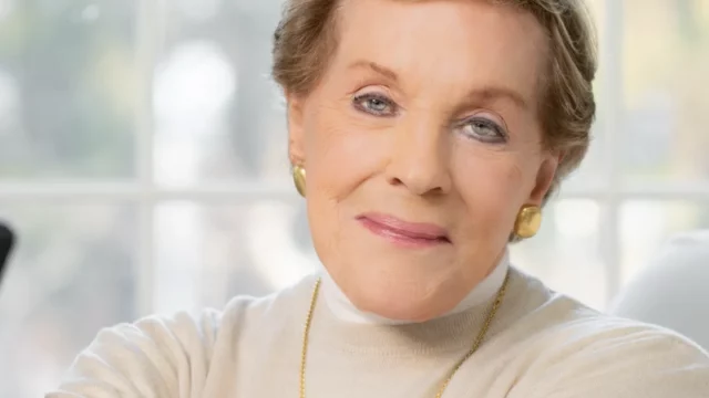Potret Julie Andrews tersenyum dalam wawancara promosi dokumenter Disney+
