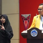 Juru bahasa isyarat menerjemahkan sambutan untuk mahasiswa baru tuli dalam PKKMB Universitas Negeri Padang 2026