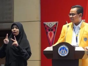 Juru bahasa isyarat menerjemahkan sambutan untuk mahasiswa baru tuli dalam PKKMB Universitas Negeri Padang 2026