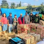 Penyerahan bantuan Kadin untuk warga terdampak gempa di Flores, Nusa Tenggara Timur.