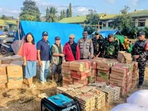 Penyerahan bantuan Kadin untuk warga terdampak gempa di Flores, Nusa Tenggara Timur.