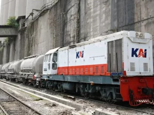 Lokomotif KAI menarik rangkaian gerbong angkutan klinker di kawasan pabrik Indarung Padang