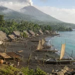 Ilustrasi kampung pesisir berumah panggung beratap daun di tepi pantai pasir gelap dengan perahu bercadik berlayar pandan yang ditambatkan, berlatar hutan sagu dan kerucut gunung berapi berasap