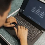 Ilustrasi penggunaan kecerdasan buatan melalui laptop.