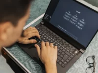 Ilustrasi penggunaan kecerdasan buatan melalui laptop.