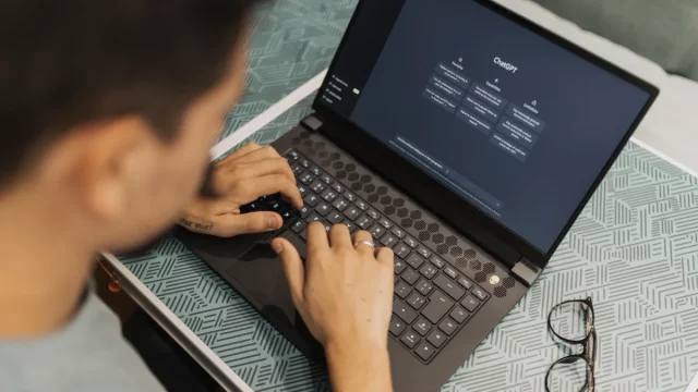 Ilustrasi penggunaan kecerdasan buatan melalui laptop.