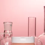 Ilustrasi peralatan laboratorium untuk riset kosmetik.