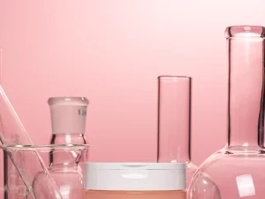 Ilustrasi peralatan laboratorium untuk riset kosmetik.
